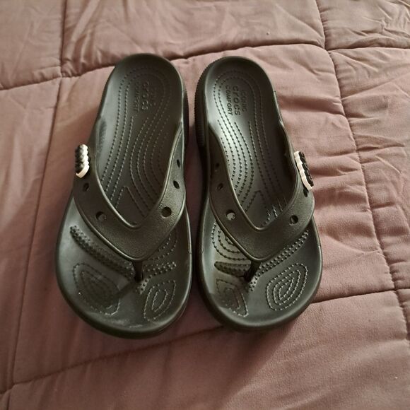 Crocs Flip Flops Women's 8 Black Croslite Lightweight Classic Logo Rubber Comfy - Picture 1 of 6